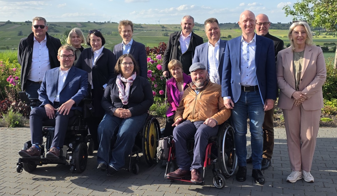 Gruppenbild von Personen mit unsichtbaren und sichbaren Behinderungen. (Quelle: Behindertenbeauftragter) Gruppenbild von Personen mit unsichtbaren und sichbaren Behinderungen.