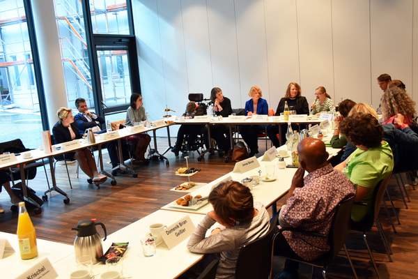 Ein Raum mit Tischen im Konferenzformat. An den Tischen sitzen der Beauftragte, die Ministerin, sowie Schüler*innen mit ihren Eltern in einer Runde. (Quelle: BMFSFJ) Ein Raum mit Tischen im Konferenzformat. An den Tischen sitzen der Beauftragte, die Ministerin, sowie Schüler*innen mit ihren Eltern in einer Runde.