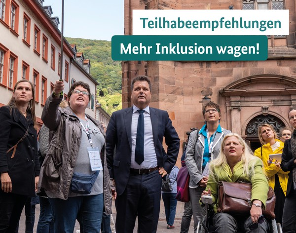 Titelblatt der Teilhabeempfehlungen. Zu sehen ist Jürgen Dusel mit einer Gruppe von Menschen. Auf dem Bild ein Schiftzug: Teilhabeempfehlungen. Mehr Inklusion wagen! Titelblatt der Teilhabeempfehlungen. Zu sehen ist Jürgen Dusel mit einer Gruppe von Menschen. Auf dem Bild ein Schiftzug: Teilhabeempfehlungen. Mehr Inklusion wagen!