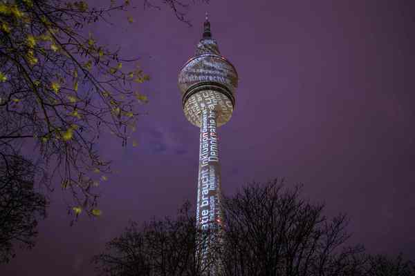 Der Fernsehturm in Hamburg, angestrahlt mit den Worten "Demokratie braucht Inklusion" und anderen Begriffen wie "Menschenrechte", "Chancengleichheit", "Selbstbestimmung".