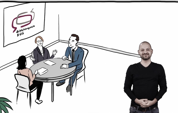 Screenshot aus dem Film. Im Fordergrund ein Gebärdendolmetscher, im Hintergrund animiert drei Personen an einem Tisch.
