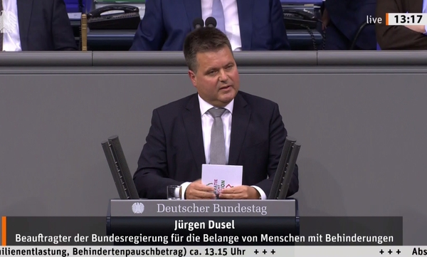 Jürgen Dusel am Rednerpult im Bundestag