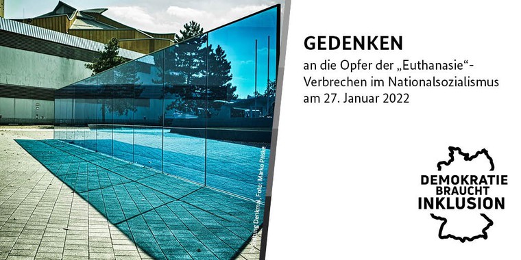 T4 Gedenkort in Berlin-Tiergarten: Zu sehen ist eine blaue Glaswand