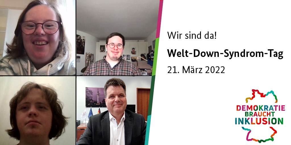 Ein Screenshot der Videokonferenz. Zu sehen sind vier Kacheln mit jeweils einer Person. Alle lächeln. Daneben der Text: Wir sind da! Welt-Down-Syndrom-Tag 21. März 2022.