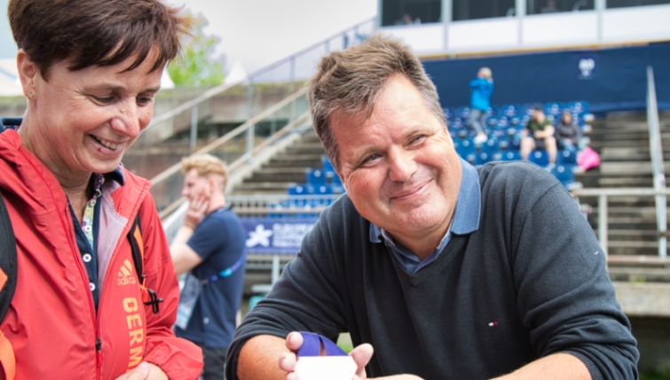 Links Karin Kunert, rechts Jürgen Dusel, er ist über einen Zaun gelehnt. (Quelle: Florian Schwarzbach / DBS) Links Karin Kunert, rechts Jürgen Dusel, er ist über einen Zaun gelehnt.