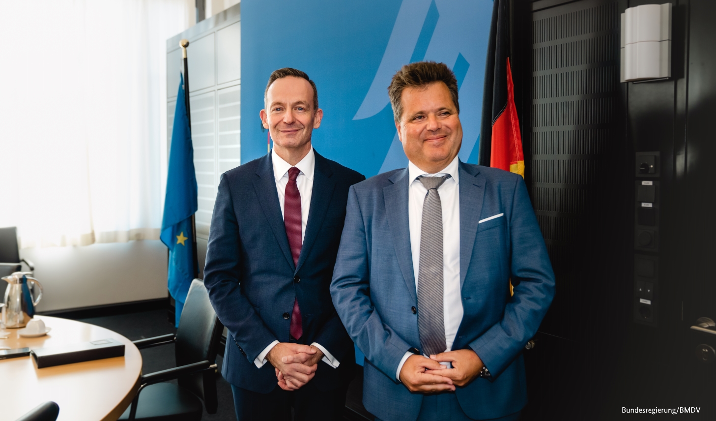 Dusel und Wissing stehen nebeneinander und lächeln in die Kamera. (Quelle: Bundesregierung/BMDV) Dusel und Wissing stehen nebeneinander und lächeln in die Kamera.