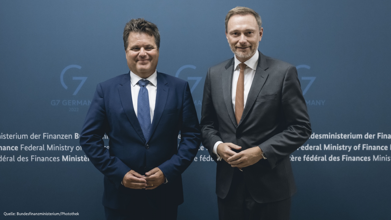 Lindner und Dusel stehen vor einer Pressewand und lächeln in die Kamera. (Quelle: Bundesfinanzministerium/Photothek ) Lindner und Dusel stehen vor einer Pressewand und lächeln in die Kamera.