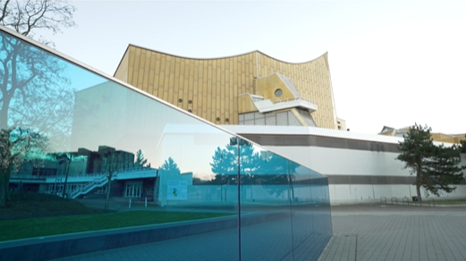 Blaue Glaswand im Berliner Tiergarten (Quelle: Behindertenbeauftragter ) Blaue Glaswand im Berliner Tiergarten